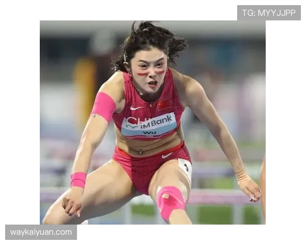 吴艳妮肩上的包一看就不是几百块的味儿，训练服穿得像走秀，普通人代入感瞬间断掉